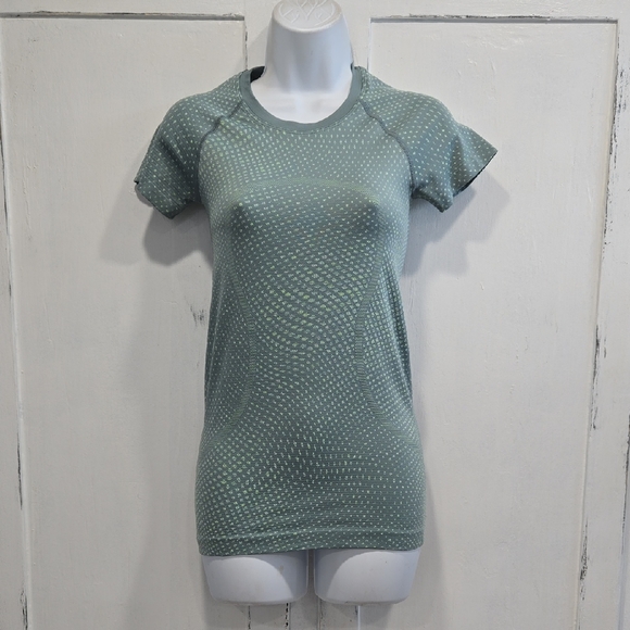 LULULEMON SWIFTLY TECH SHORT SLEEVE TOP SIZE 4.   #7298 - Picture 1 of 10